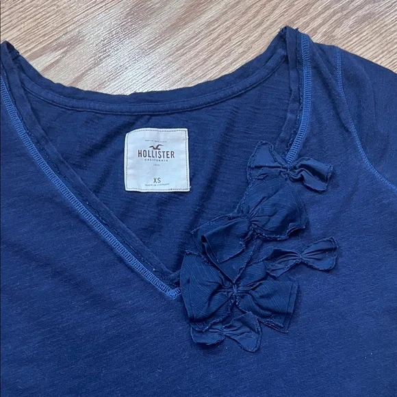 Hollister Women's Dark Blue V-Neck Tee - Picture 3 of 4